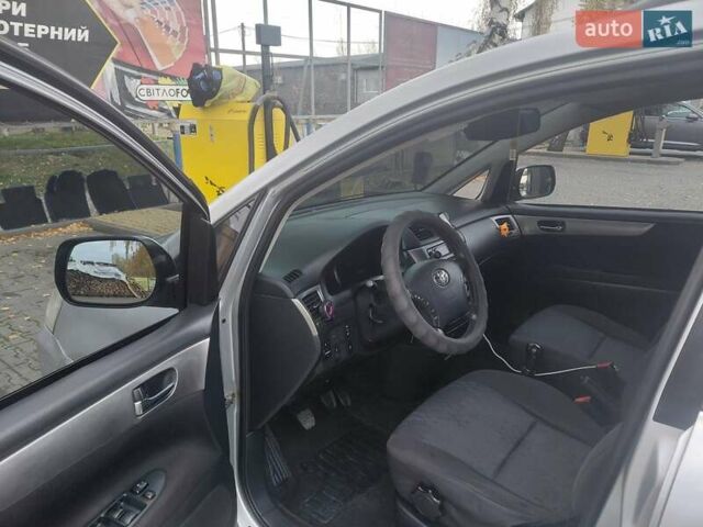 Серый Тойота Авенсис Версо, объемом двигателя 2 л и пробегом 273 тыс. км за 5700 $, фото 4 на Automoto.ua