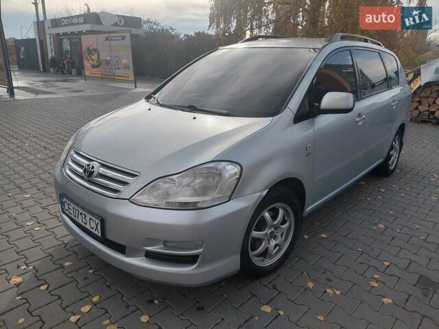 Серый Тойота Авенсис Версо, объемом двигателя 2 л и пробегом 273 тыс. км за 5700 $, фото 2 на Automoto.ua