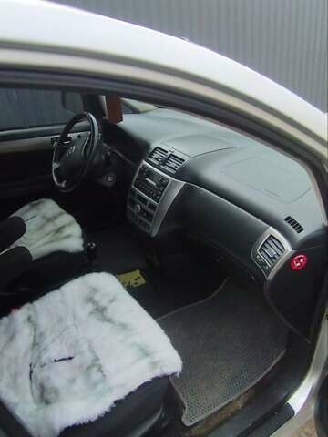 Серый Тойота Авенсис Версо, объемом двигателя 2 л и пробегом 240 тыс. км за 5100 $, фото 5 на Automoto.ua