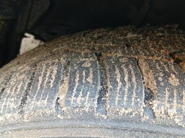 Серый Тойота Авенсис Версо, объемом двигателя 2 л и пробегом 407 тыс. км за 1903 $, фото 6 на Automoto.ua