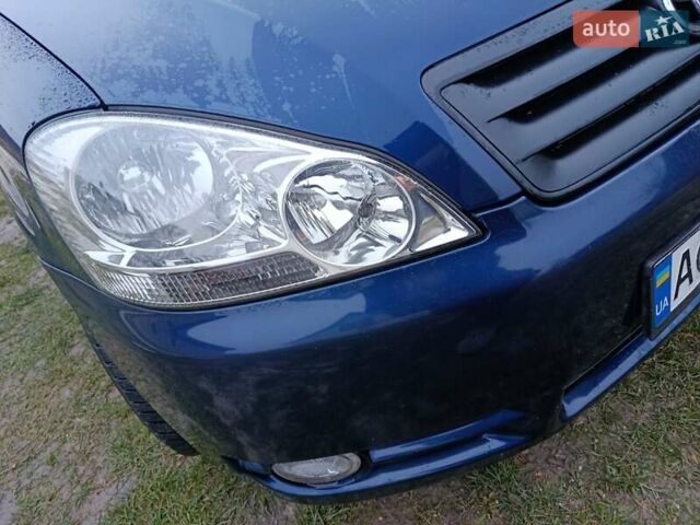 Синій Тойота Авенсіс Версо, об'ємом двигуна 2 л та пробігом 285 тис. км за 5900 $, фото 6 на Automoto.ua