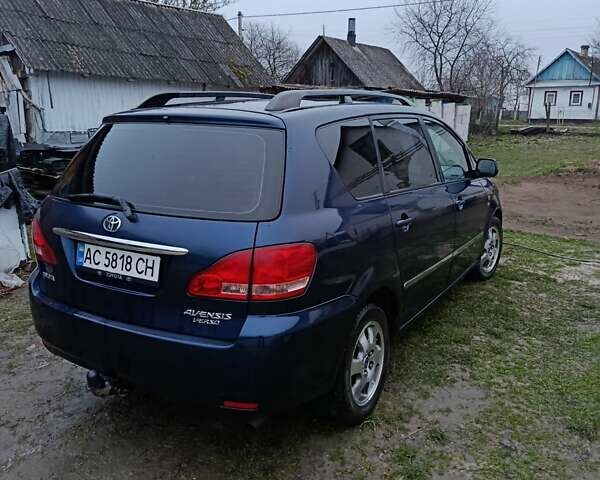 Синій Тойота Авенсіс Версо, об'ємом двигуна 2 л та пробігом 285 тис. км за 5900 $, фото 2 на Automoto.ua