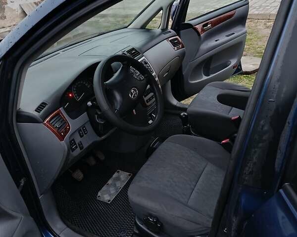 Синій Тойота Авенсіс Версо, об'ємом двигуна 2 л та пробігом 285 тис. км за 5900 $, фото 14 на Automoto.ua