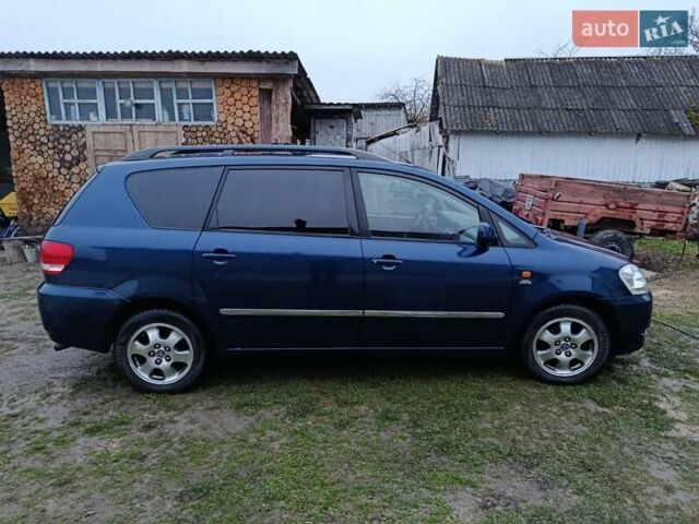 Синій Тойота Авенсіс Версо, об'ємом двигуна 2 л та пробігом 285 тис. км за 5900 $, фото 5 на Automoto.ua