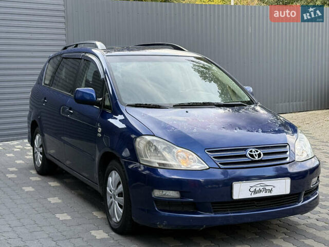 Синий Тойота Авенсис Версо, объемом двигателя 2 л и пробегом 373 тыс. км за 3650 $, фото 2 на Automoto.ua