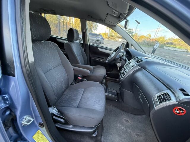 Синий Тойота Авенсис Версо, объемом двигателя 2 л и пробегом 336 тыс. км за 5350 $, фото 3 на Automoto.ua