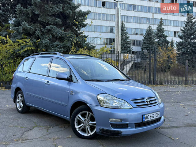 Синий Тойота Авенсис Версо, объемом двигателя 2 л и пробегом 336 тыс. км за 5350 $, фото 2 на Automoto.ua