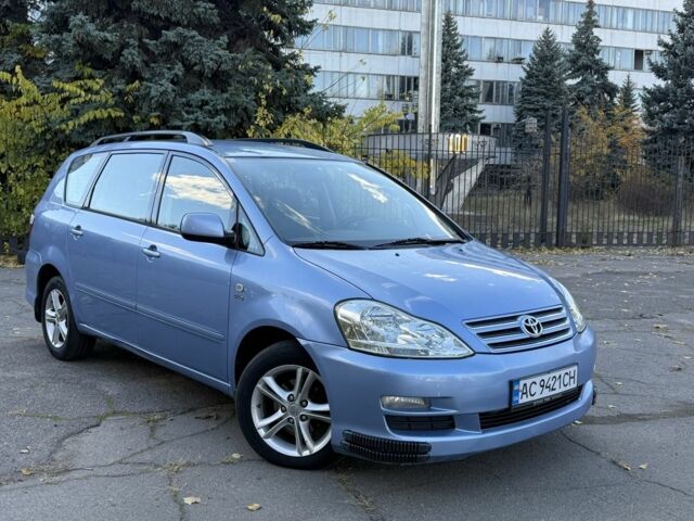 Синий Тойота Авенсис Версо, объемом двигателя 2 л и пробегом 336 тыс. км за 5350 $, фото 2 на Automoto.ua