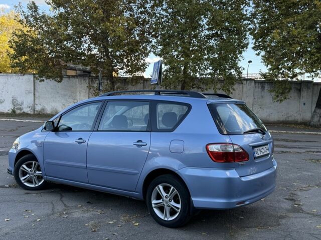 Синий Тойота Авенсис Версо, объемом двигателя 2 л и пробегом 336 тыс. км за 5350 $, фото 1 на Automoto.ua