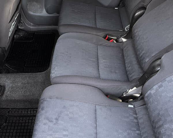 Зеленый Тойота Авенсис Версо, объемом двигателя 2 л и пробегом 330 тыс. км за 4950 $, фото 12 на Automoto.ua