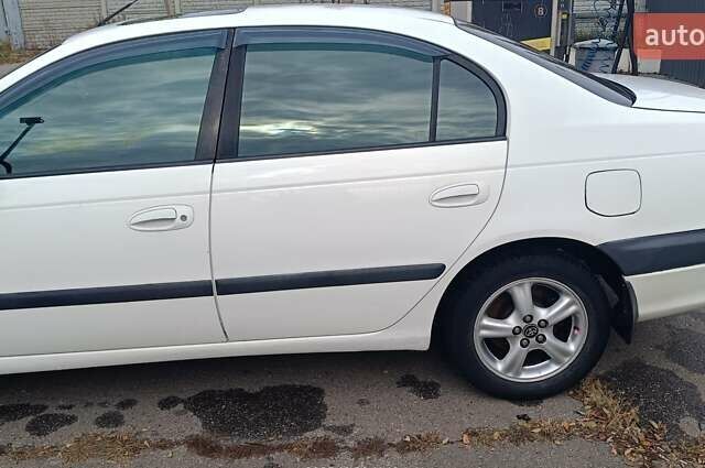 Белый Тойота Авенсис, объемом двигателя 2 л и пробегом 550 тыс. км за 3800 $, фото 2 на Automoto.ua