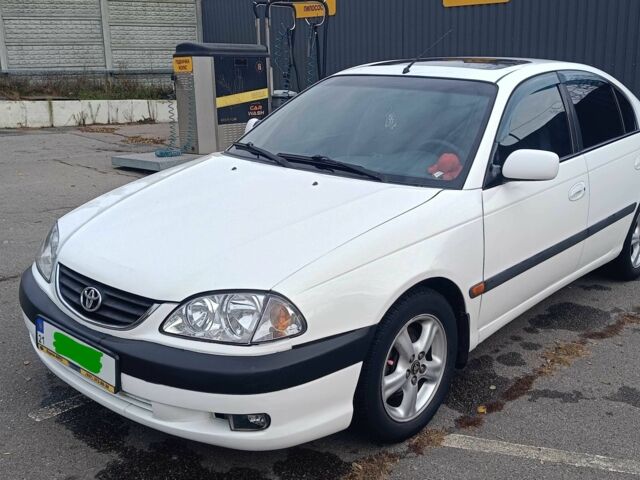 Белый Тойота Авенсис, объемом двигателя 2 л и пробегом 399 тыс. км за 3800 $, фото 2 на Automoto.ua