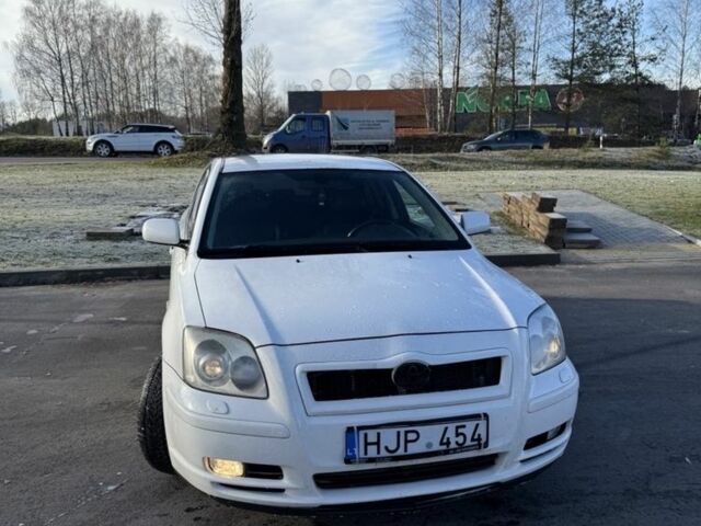 Белый Тойота Авенсис, объемом двигателя 2 л и пробегом 222 тыс. км за 2450 $, фото 1 на Automoto.ua