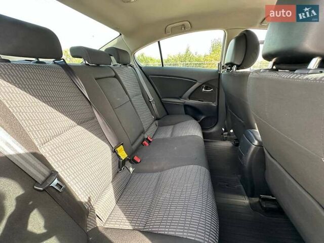 Білий Тойота Авенсіс, об'ємом двигуна 1.8 л та пробігом 235 тис. км за 8800 $, фото 9 на Automoto.ua