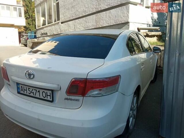 Белый Тойота Авенсис, объемом двигателя 2 л и пробегом 240 тыс. км за 9000 $, фото 1 на Automoto.ua