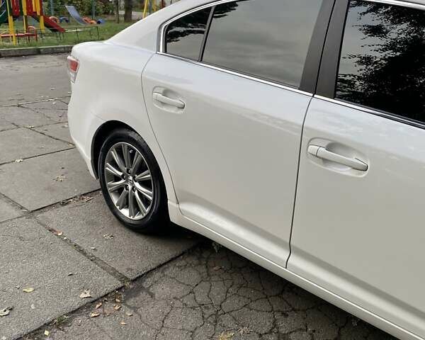 Белый Тойота Авенсис, объемом двигателя 2 л и пробегом 236 тыс. км за 10599 $, фото 5 на Automoto.ua