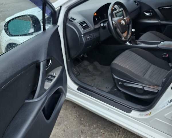 Белый Тойота Авенсис, объемом двигателя 1.8 л и пробегом 205 тыс. км за 9999 $, фото 15 на Automoto.ua