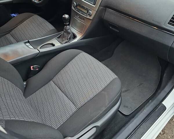 Белый Тойота Авенсис, объемом двигателя 1.8 л и пробегом 205 тыс. км за 9999 $, фото 11 на Automoto.ua