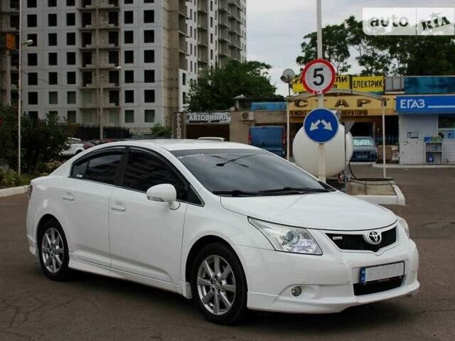 Белый Тойота Авенсис, объемом двигателя 2 л и пробегом 106 тыс. км за 12100 $, фото 2 на Automoto.ua