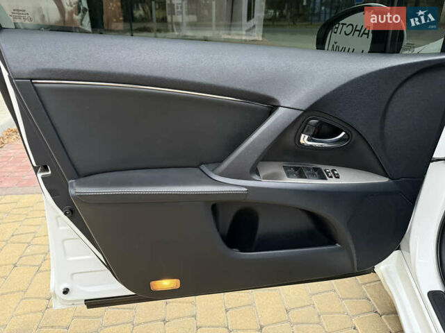 Белый Тойота Авенсис, объемом двигателя 1.8 л и пробегом 164 тыс. км за 8800 $, фото 8 на Automoto.ua