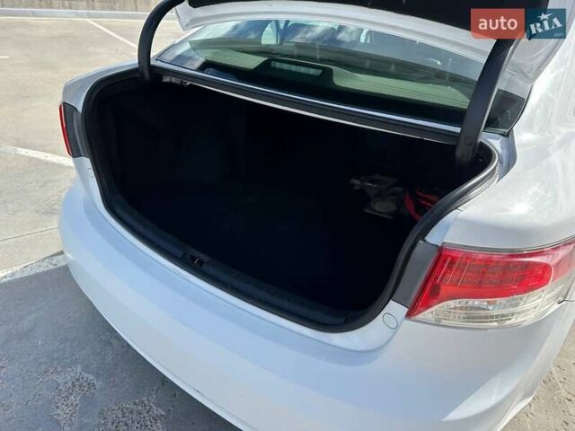 Білий Тойота Авенсіс, об'ємом двигуна 1.8 л та пробігом 235 тис. км за 8800 $, фото 4 на Automoto.ua