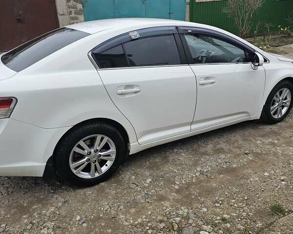 Белый Тойота Авенсис, объемом двигателя 1.8 л и пробегом 205 тыс. км за 9999 $, фото 7 на Automoto.ua