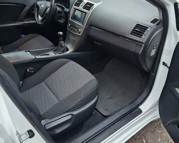 Белый Тойота Авенсис, объемом двигателя 1.8 л и пробегом 205 тыс. км за 9999 $, фото 12 на Automoto.ua