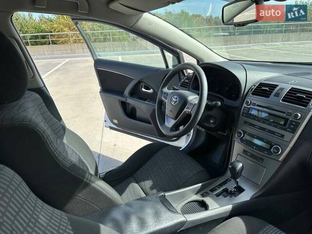 Білий Тойота Авенсіс, об'ємом двигуна 1.8 л та пробігом 235 тис. км за 8800 $, фото 6 на Automoto.ua