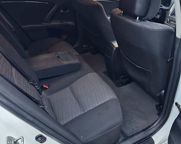 Белый Тойота Авенсис, объемом двигателя 1.8 л и пробегом 205 тыс. км за 9999 $, фото 13 на Automoto.ua