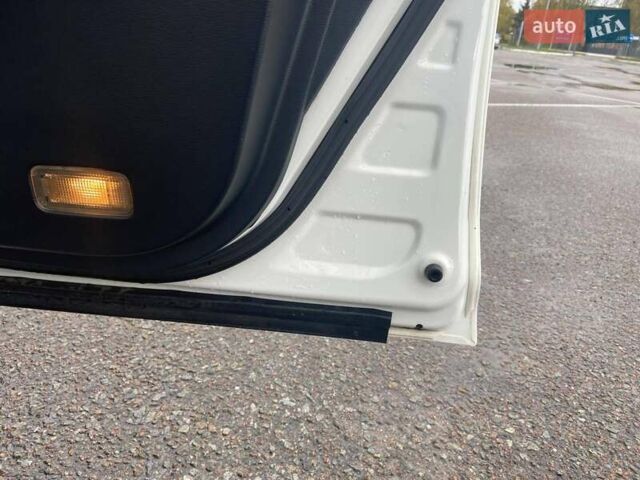 Белый Тойота Авенсис, объемом двигателя 1.8 л и пробегом 180 тыс. км за 11700 $, фото 13 на Automoto.ua