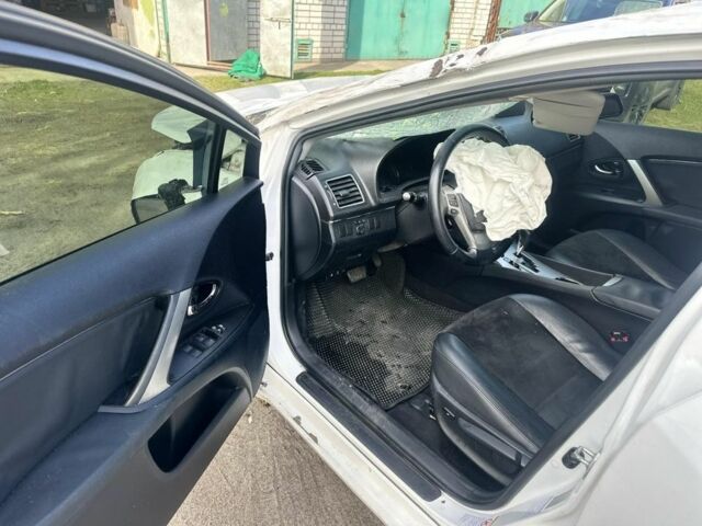 Белый Тойота Авенсис, объемом двигателя 2 л и пробегом 200 тыс. км за 3200 $, фото 7 на Automoto.ua