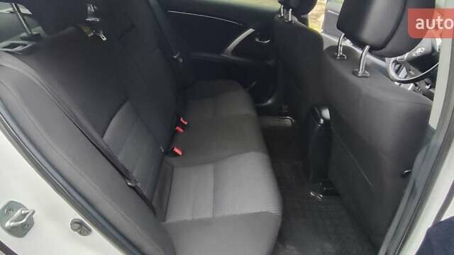 Белый Тойота Авенсис, объемом двигателя 1.8 л и пробегом 257 тыс. км за 9600 $, фото 10 на Automoto.ua