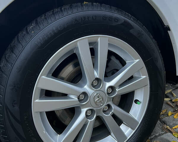 Белый Тойота Авенсис, объемом двигателя 1.8 л и пробегом 135 тыс. км за 12700 $, фото 19 на Automoto.ua