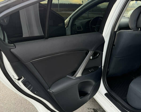 Белый Тойота Авенсис, объемом двигателя 1.8 л и пробегом 40 тыс. км за 12800 $, фото 12 на Automoto.ua