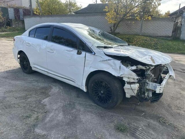 Белый Тойота Авенсис, объемом двигателя 2 л и пробегом 200 тыс. км за 3200 $, фото 3 на Automoto.ua