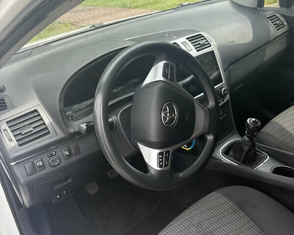 Белый Тойота Авенсис, объемом двигателя 2 л и пробегом 284 тыс. км за 9300 $, фото 30 на Automoto.ua