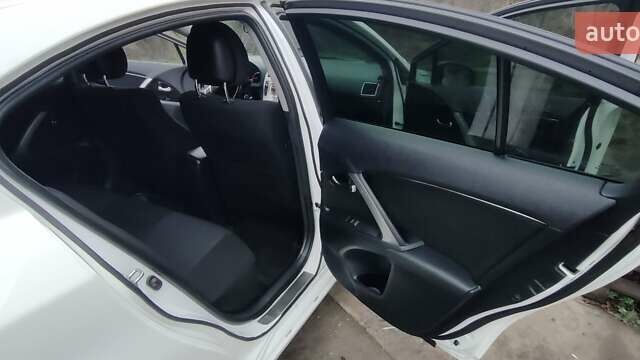Белый Тойота Авенсис, объемом двигателя 1.8 л и пробегом 257 тыс. км за 9600 $, фото 8 на Automoto.ua
