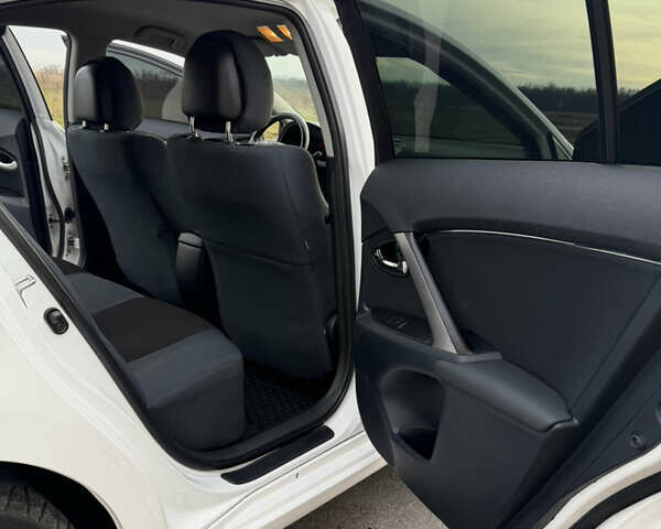 Белый Тойота Авенсис, объемом двигателя 1.8 л и пробегом 40 тыс. км за 12800 $, фото 16 на Automoto.ua