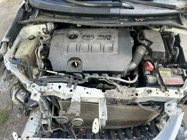 Белый Тойота Авенсис, объемом двигателя 2 л и пробегом 200 тыс. км за 3200 $, фото 5 на Automoto.ua