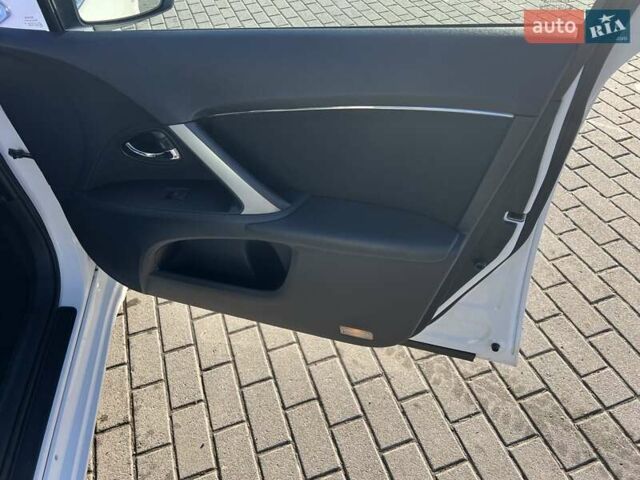 Белый Тойота Авенсис, объемом двигателя 1.8 л и пробегом 211 тыс. км за 11200 $, фото 7 на Automoto.ua