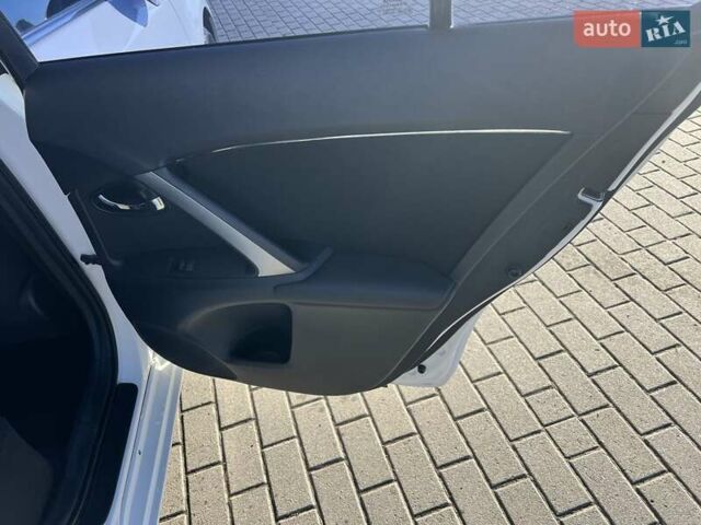 Белый Тойота Авенсис, объемом двигателя 1.8 л и пробегом 211 тыс. км за 11200 $, фото 5 на Automoto.ua