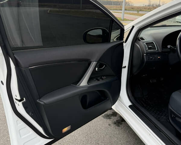 Белый Тойота Авенсис, объемом двигателя 1.8 л и пробегом 40 тыс. км за 12800 $, фото 10 на Automoto.ua