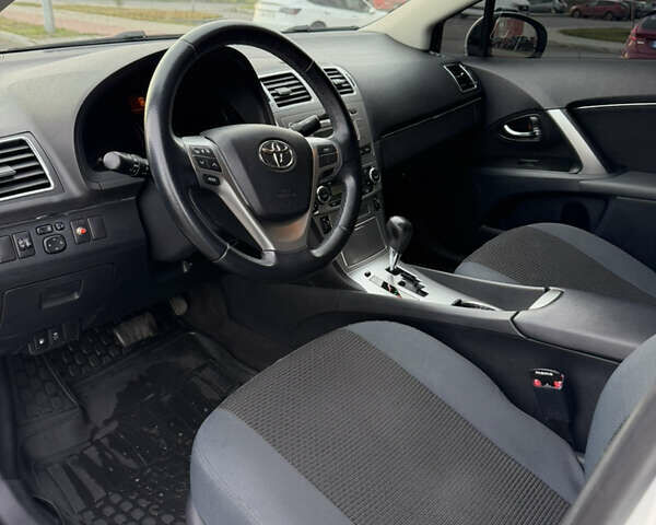 Белый Тойота Авенсис, объемом двигателя 1.8 л и пробегом 40 тыс. км за 12800 $, фото 11 на Automoto.ua