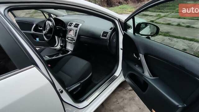 Белый Тойота Авенсис, объемом двигателя 1.8 л и пробегом 257 тыс. км за 9600 $, фото 6 на Automoto.ua