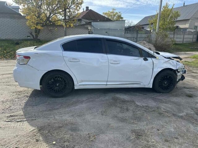 Белый Тойота Авенсис, объемом двигателя 2 л и пробегом 200 тыс. км за 3200 $, фото 2 на Automoto.ua