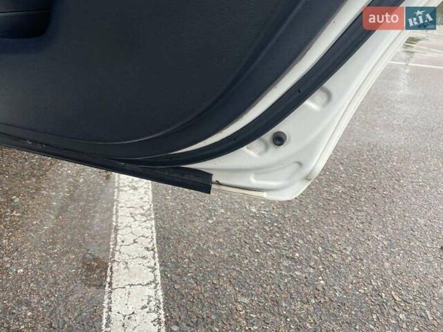 Белый Тойота Авенсис, объемом двигателя 1.8 л и пробегом 180 тыс. км за 11700 $, фото 11 на Automoto.ua