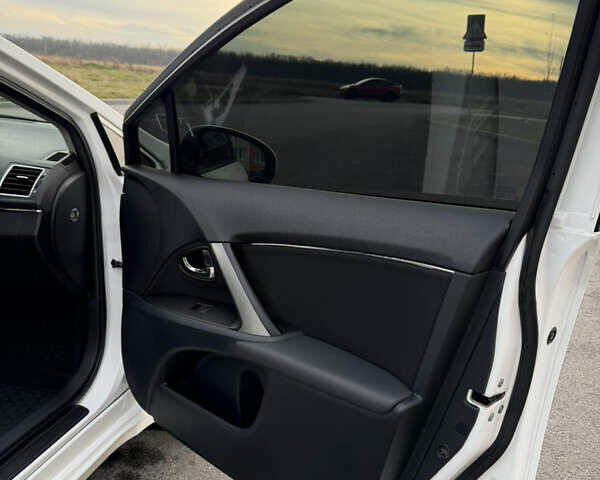 Белый Тойота Авенсис, объемом двигателя 1.8 л и пробегом 40 тыс. км за 12800 $, фото 14 на Automoto.ua