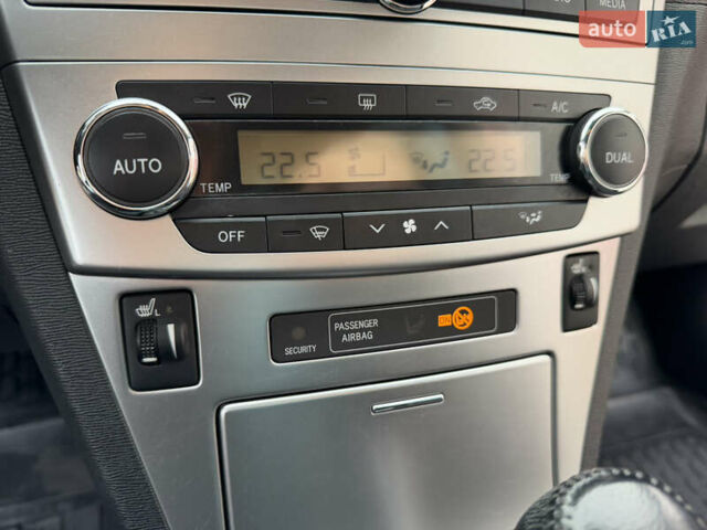 Белый Тойота Авенсис, объемом двигателя 1.8 л и пробегом 40 тыс. км за 12800 $, фото 25 на Automoto.ua