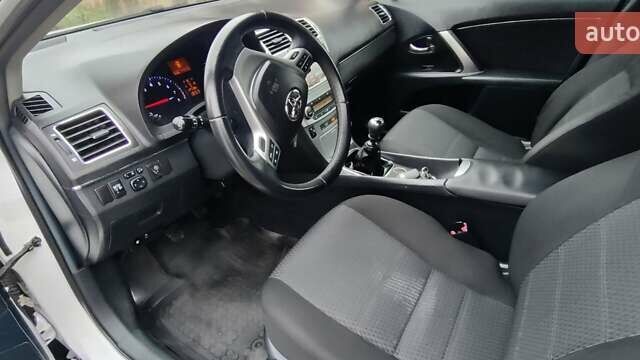 Белый Тойота Авенсис, объемом двигателя 1.8 л и пробегом 257 тыс. км за 9600 $, фото 11 на Automoto.ua