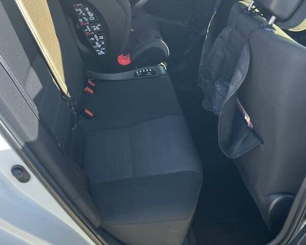 Белый Тойота Авенсис, объемом двигателя 1.8 л и пробегом 211 тыс. км за 11200 $, фото 6 на Automoto.ua